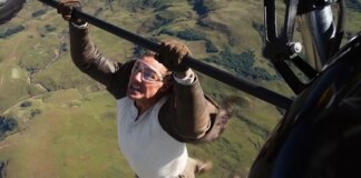 Том Круз повис на шасси самолета в кадре «Миссия: невыполнима 8»