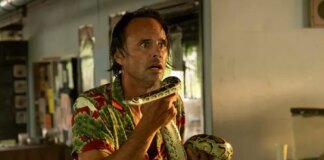 Звезда «Белого лотоса» Уолтон Гоггинс подвергся нападению змеи