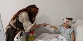 Джонни Депп в образе Джека Воробья навестил больных детей